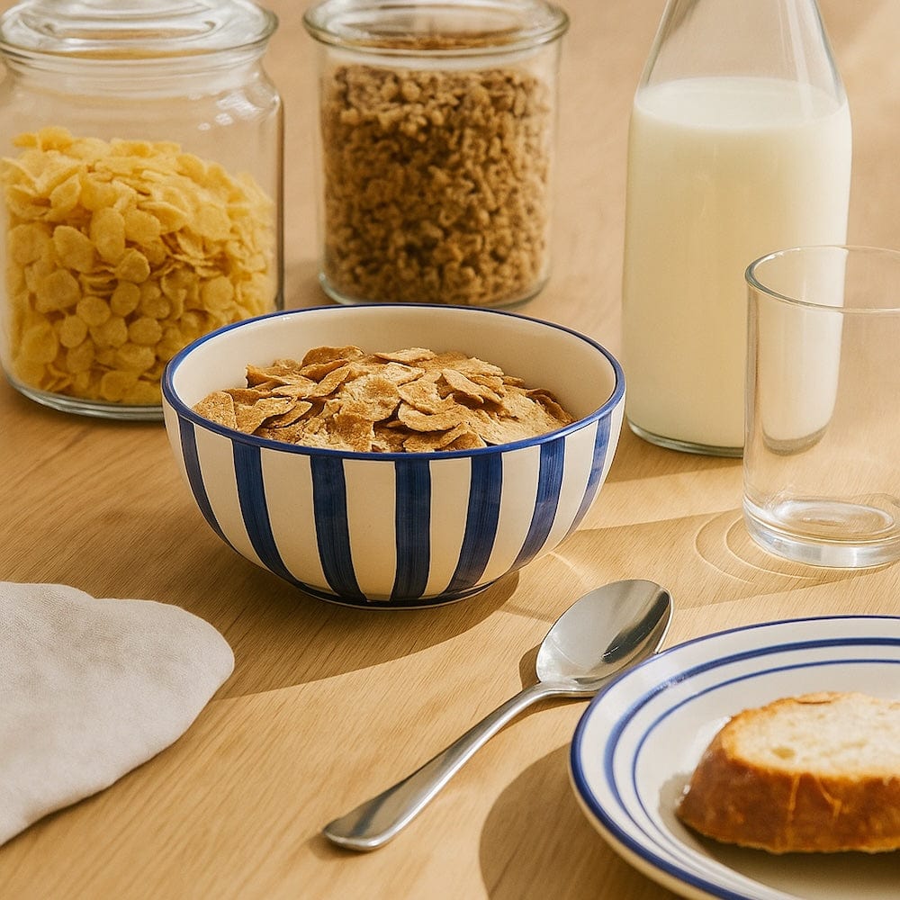 Bol à céréales en céramique portugaise I Vaisselle du Portugal en ligne Bol à céréales rayé "Costa Nova Mar" 16cm - Bleu
