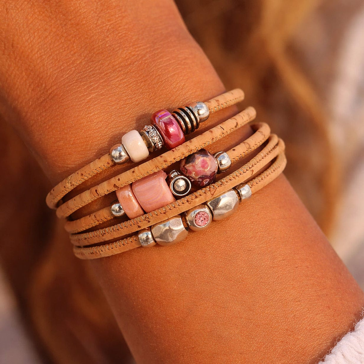 Bracelet en liège artisanal – Élégant, vegan et unique Bracelet en liège et perles - Rose