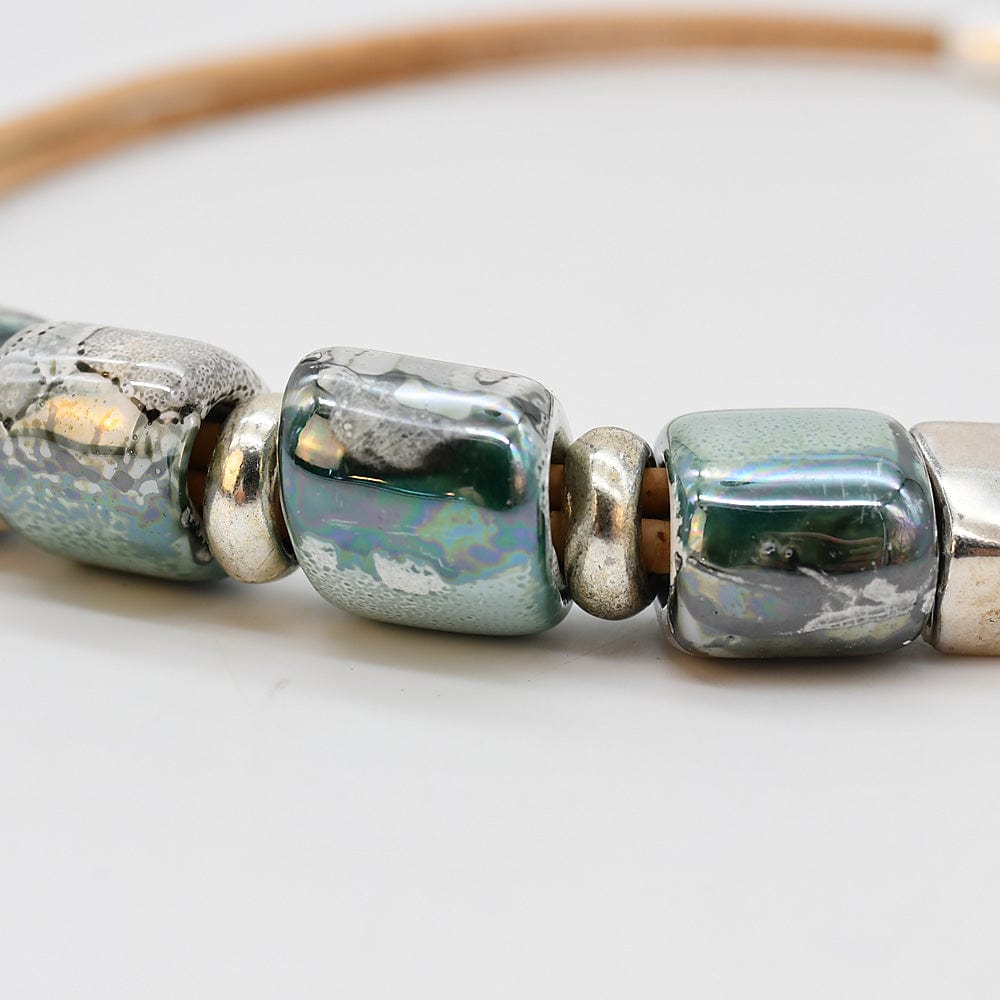 Collier en liège et 4 perles grises élégant et artisanal Collier en liège et perles - Gris