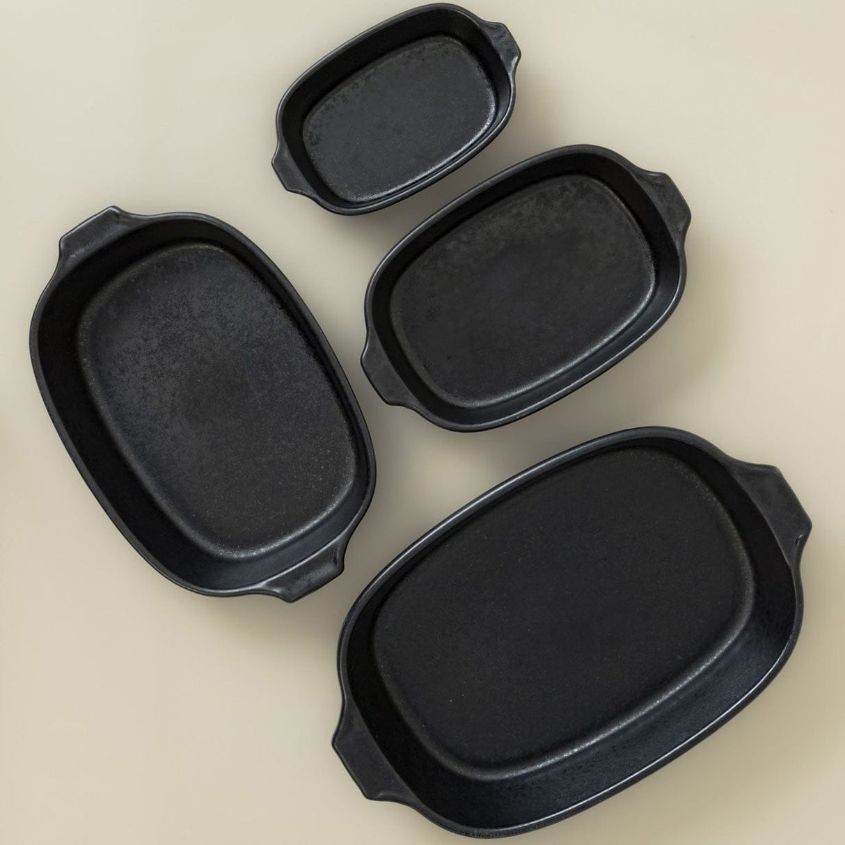 Plat à four rectangulaire noir en grès | Portugal | Luisa Paixão Plats à four en grès