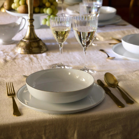 Assiette creuse en porcelaine blanche à bord doré – Fabriquée au Portugal Assiette creuse en porcelaine "Resonance"