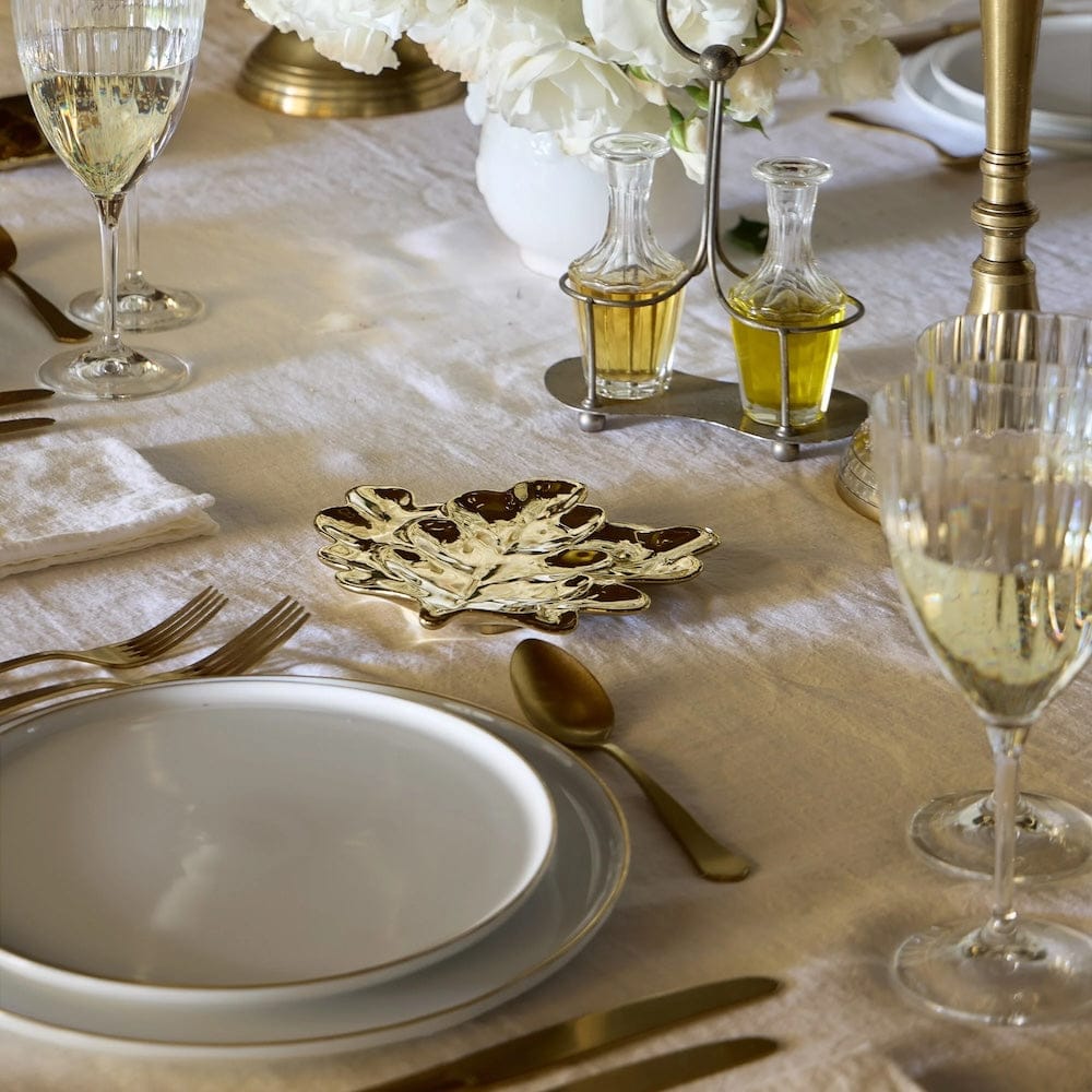 Assiette en grès doré en forme de feuille de chêne | Luisa Paixão Assiette en grés doré "Feuille de chêne"