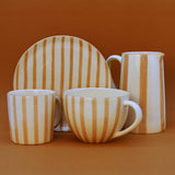 Assiette en porcelaine portugaise rayée marron et blanc Assiette rayée "Costa Nova Mar" 20cm - Moka