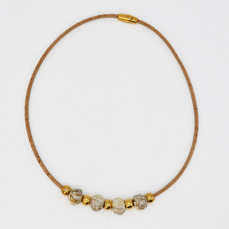 Collier en liège et 4 perles grises élégant et artisanal Collier en liège et perle