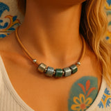 Collier en liège et 4 perles grises élégant et artisanal Collier en liège et perles - Gris