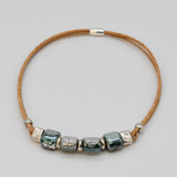 Collier en liège et 4 perles grises élégant et artisanal Collier en liège et perles - Gris