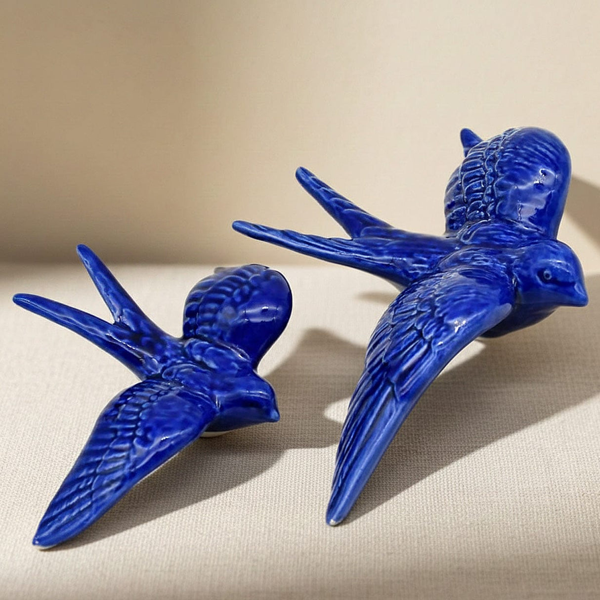 Hirondelle bleue cobalt en céramique traditionnelle Bordallo Pinheiro Hirondelle de Caldas da Rainha en céramique bleue