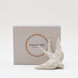 hirondelle en céramique stylisée et modernisée blanc mat, dans sa boîte cadeau Luisa Paixão.  Coffret hirondelle stylisée - Blanc mat