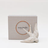 hirondelle en céramique stylisée et modernisée blanche, dans sa boîte cadeau Luisa Paixão.  Coffret hirondelle stylisée - Blanc