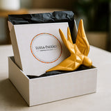 hirondelle en céramique stylisée et modernisée dorée, dans sa boîte cadeau Luisa Paixão.  Coffret hirondelle stylisée - Doré