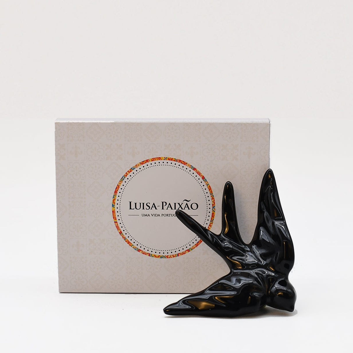 hirondelle en céramique stylisée et modernisée noir brillant, dans sa boîte cadeau Luisa Paixão.  Coffret hirondelle stylisée - Noir