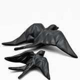 hirondelle en céramique stylisée et modernisée noire mat, dans sa boîte cadeau Luisa Paixão.  Coffret hirondelle stylisée - Noir mat
