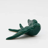 hirondelle en céramique stylisée et modernisée vert brillant dans sa boîte cadeau Luisa Paixão.  Coffret hirondelle stylisée - Vert