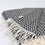 Plaid en coton bleu motifs chevrons I Artisanat du Portugal en ligne Plaid en coton "Ondas" - Noir