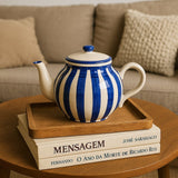 Théière en porcelaine portugaise I Vaisselle du Portugal en ligne Théière rayée "Costa Nova Mar" - Bleue