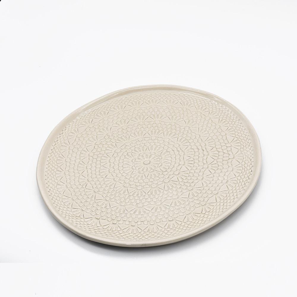Assiette en céramique beige I Motifs dentelles portugaises Assiette "Carimbada" beige - 27 cm