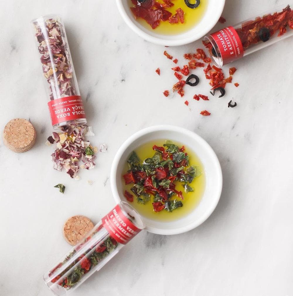 Tubes de tomates. oranges. betteraves déshydratées