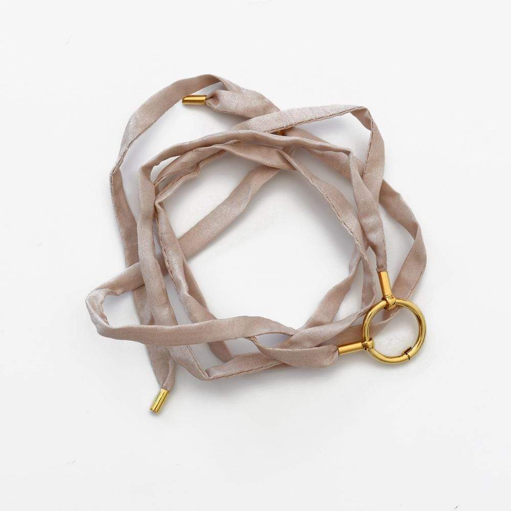 Boucles d'oreille en filigrane d'argent doré I Vente de bijoux argent Bracelet Soie beige Alma & Coraçao