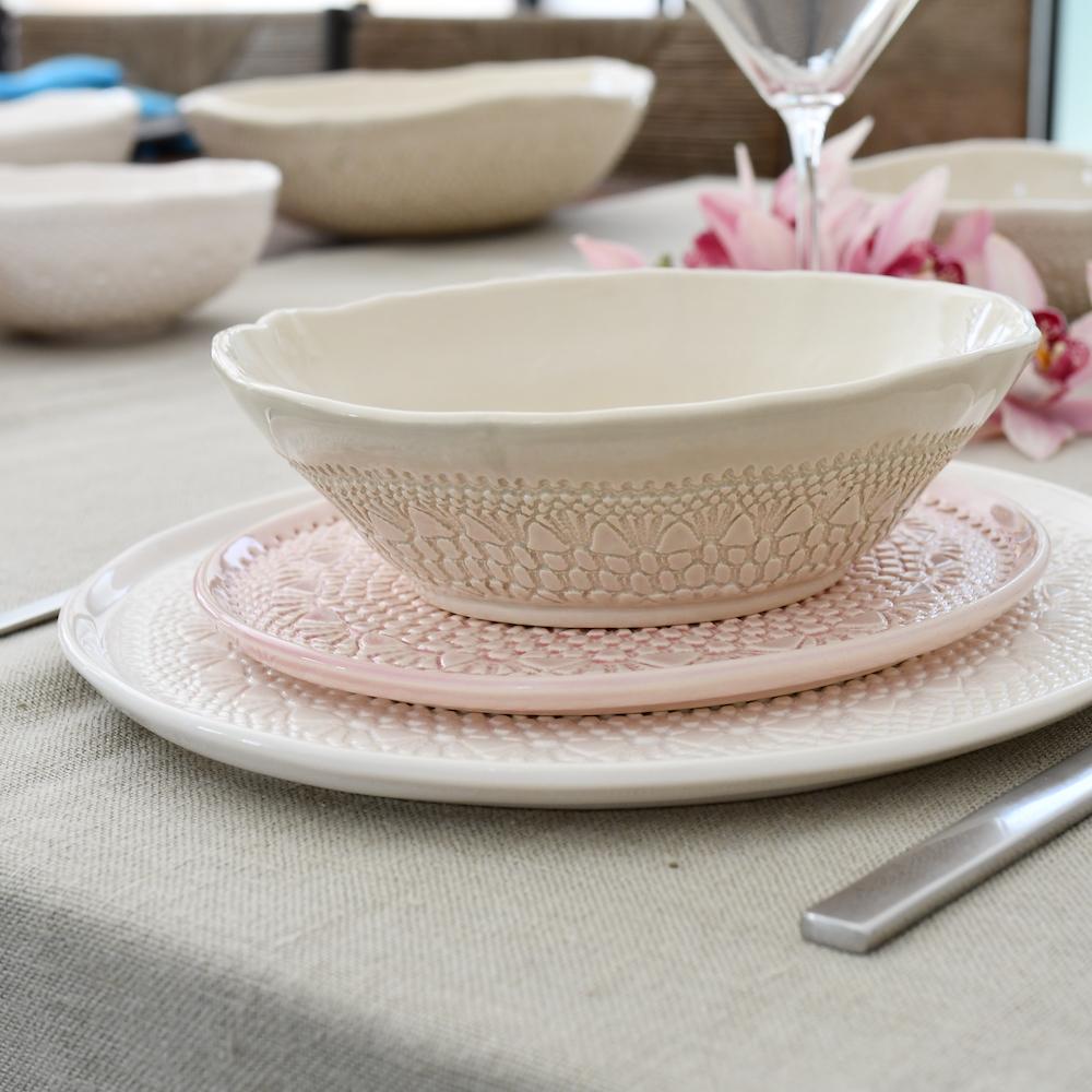 Petite assiette en céramique rose I Motifs dentelles portugaises Assiette "Carimbada" rose - 20 cm