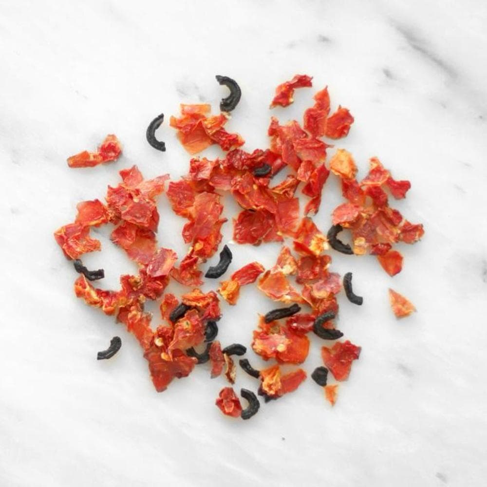 Tube de tomates et olives noires déshydratées